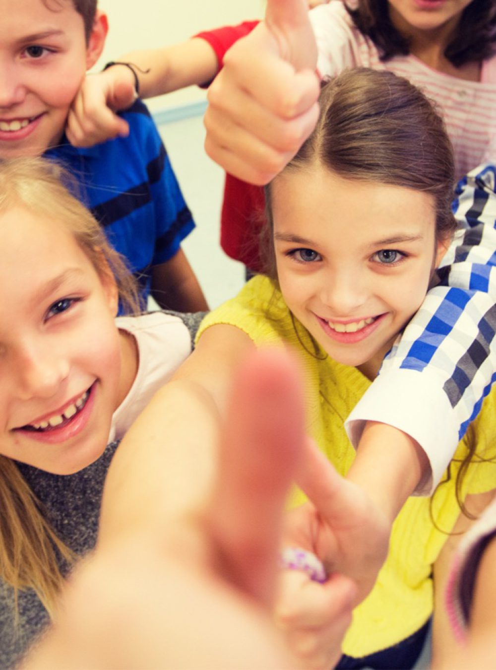 group-of-school-kids-showing-thumbs-up-picture-id487786982
